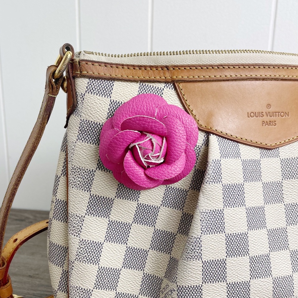 Camellia Flower Vegan Leather Magnetic Bag Charm - Picture 4 of 9